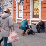 Cão e humano fazem dueto na Ucrânia
