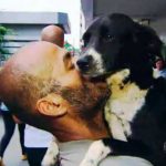 Morador de rua vende carroça para pagar veterinário e salvar cão