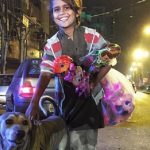 Menino de rua empresta seu agasalho para cachorro se esquentar em noite fria